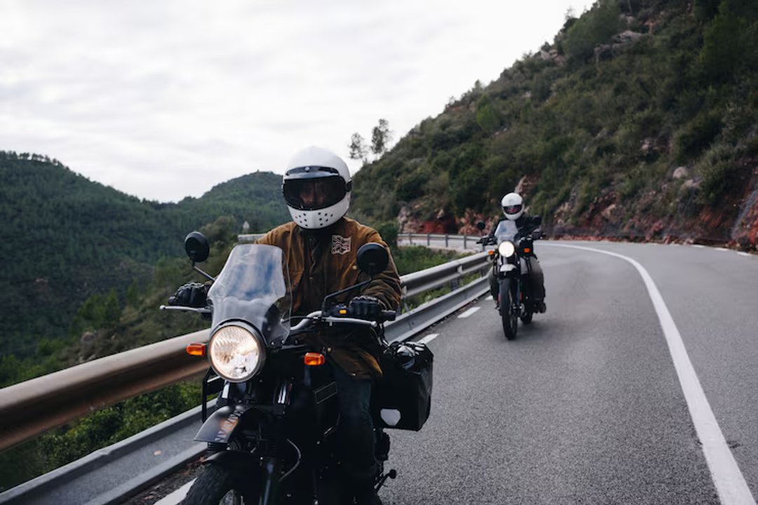 Motociclistas viajando por rutas serranas de Córdoba