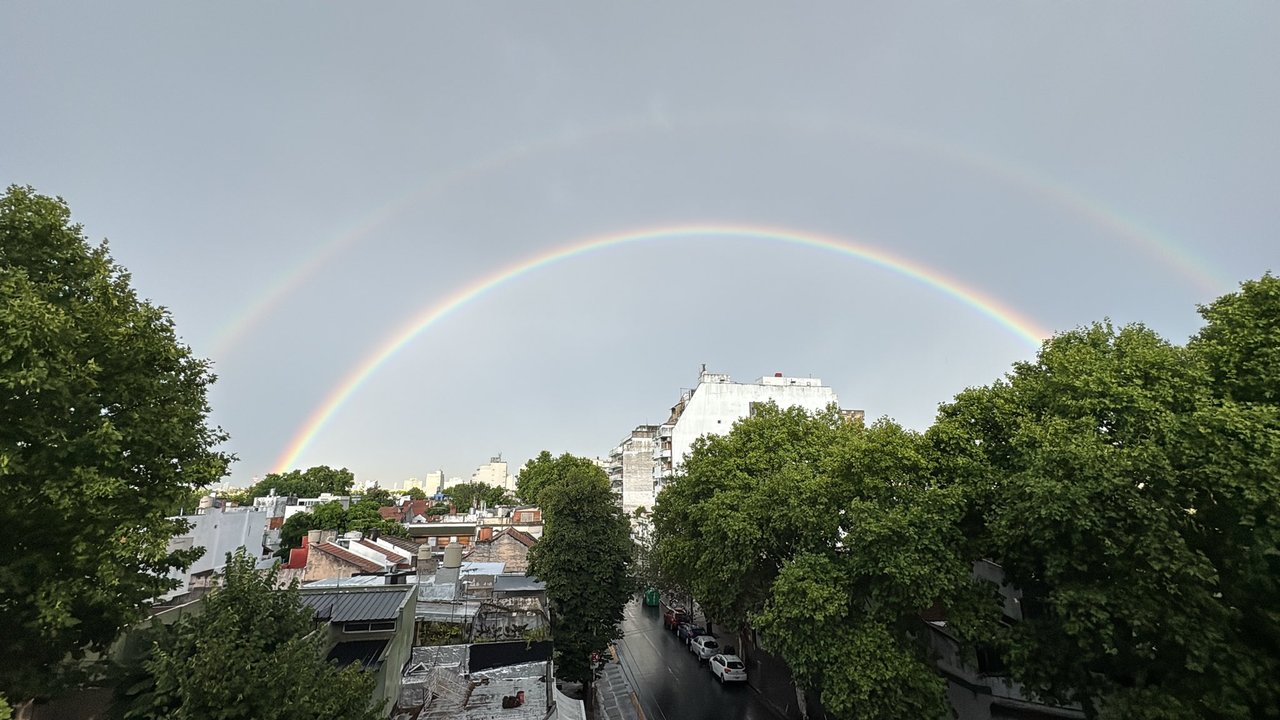Doble arcoíris sobre la Ciudad de Buenos Aires al atardecer