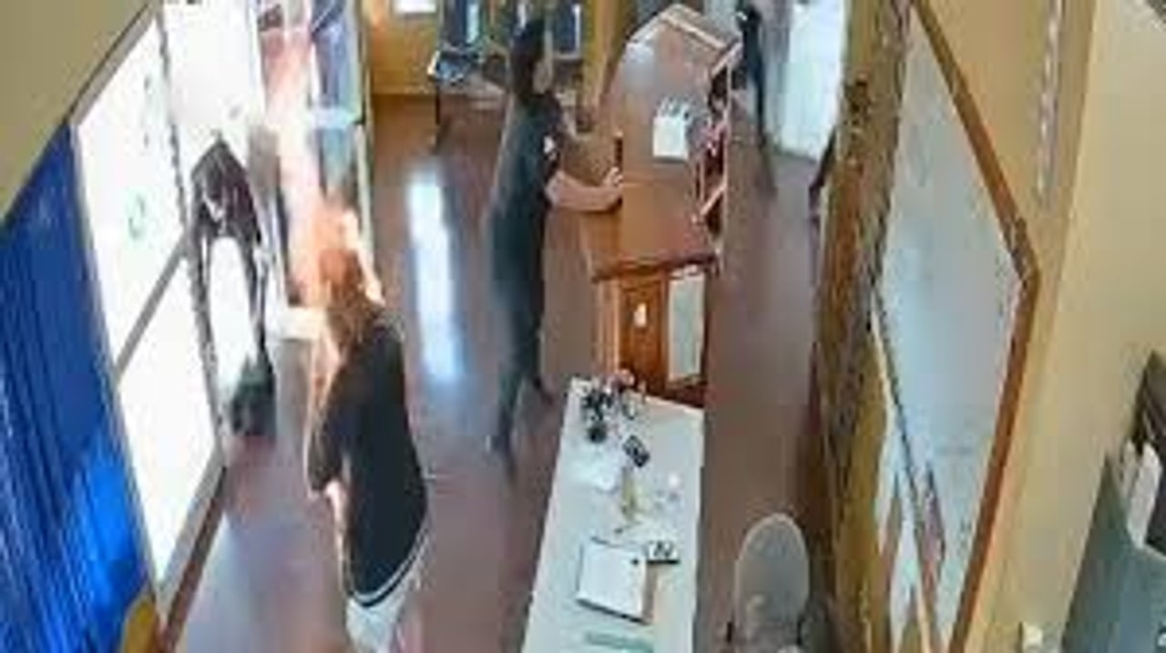 Fachada de una comisaría de Misiones vinculada al caso de la mujer que se prendió fuego