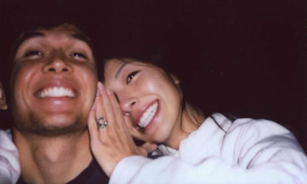 Alex Albon y Lily Muni He anuncian su compromiso
