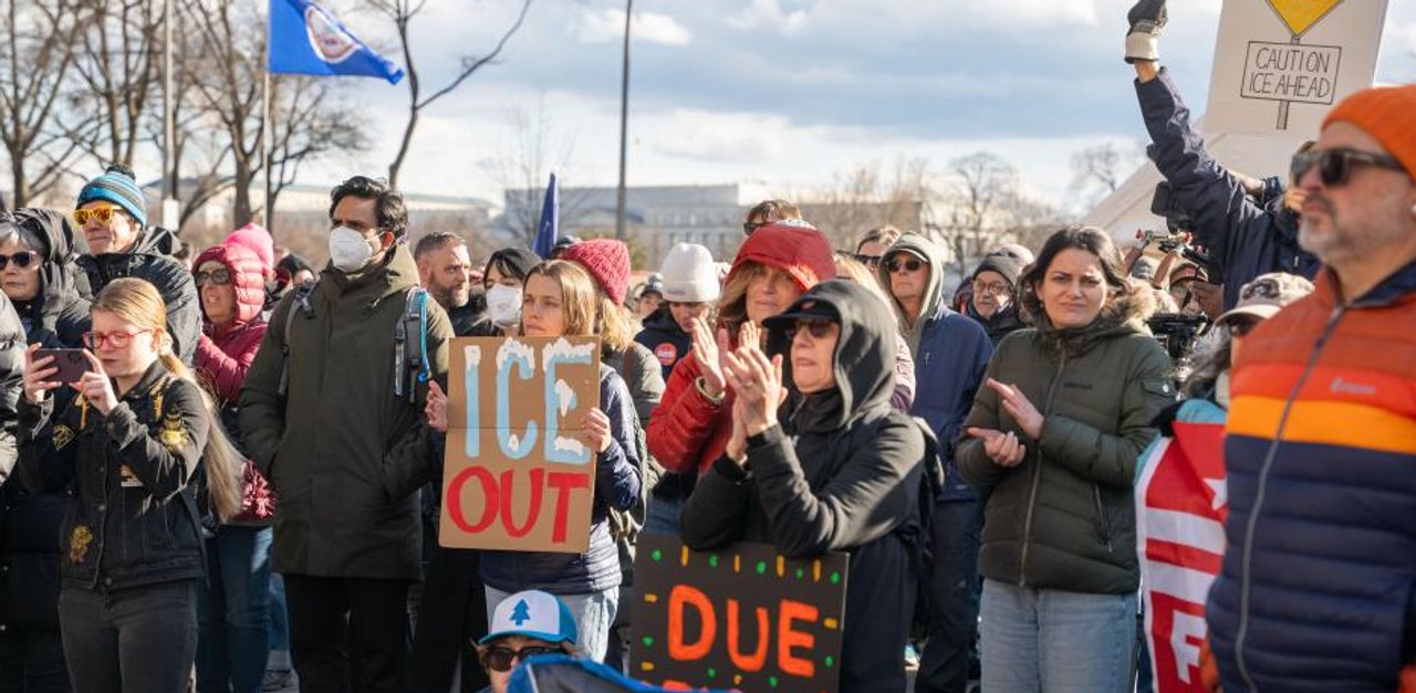 Manifestantes frente a edificio federal en Minneapolis durante protestas contra ICE