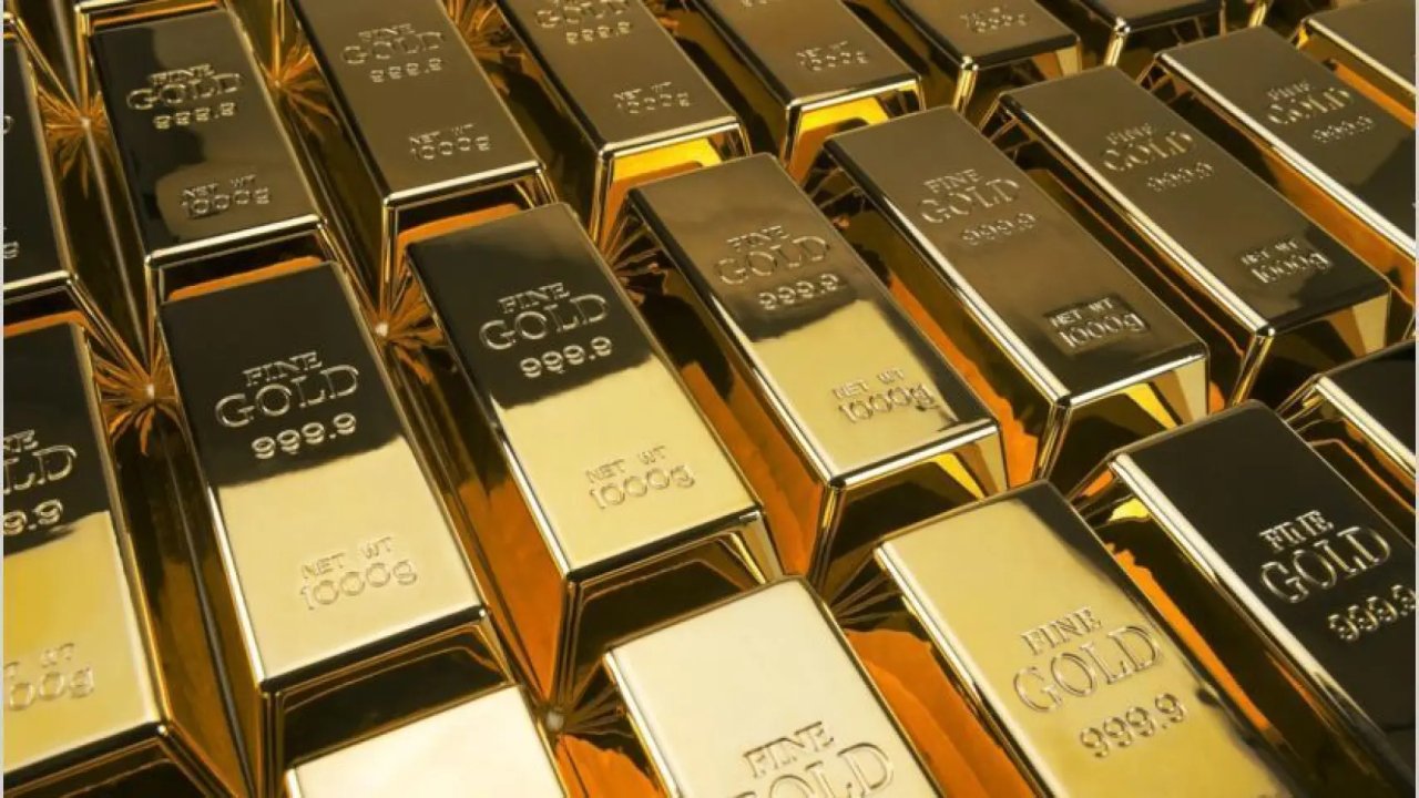 Lingotes de oro y plata junto a una representación de bitcoin