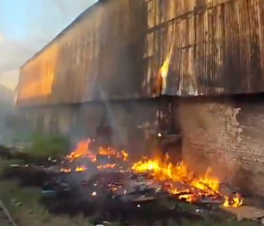 Bomberos combaten un incendio en un depósito de La Boca, Ciudad de Buenos Aires