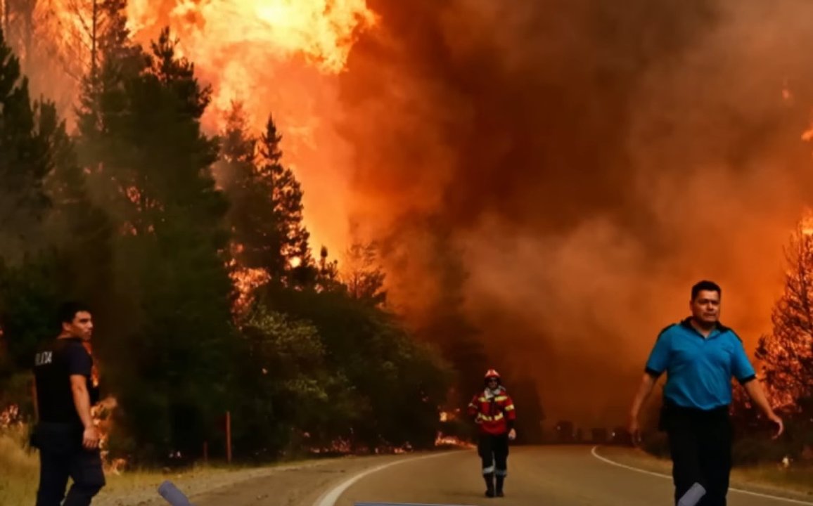 Bomberos combatiendo incendios forestales en el sur de Chile