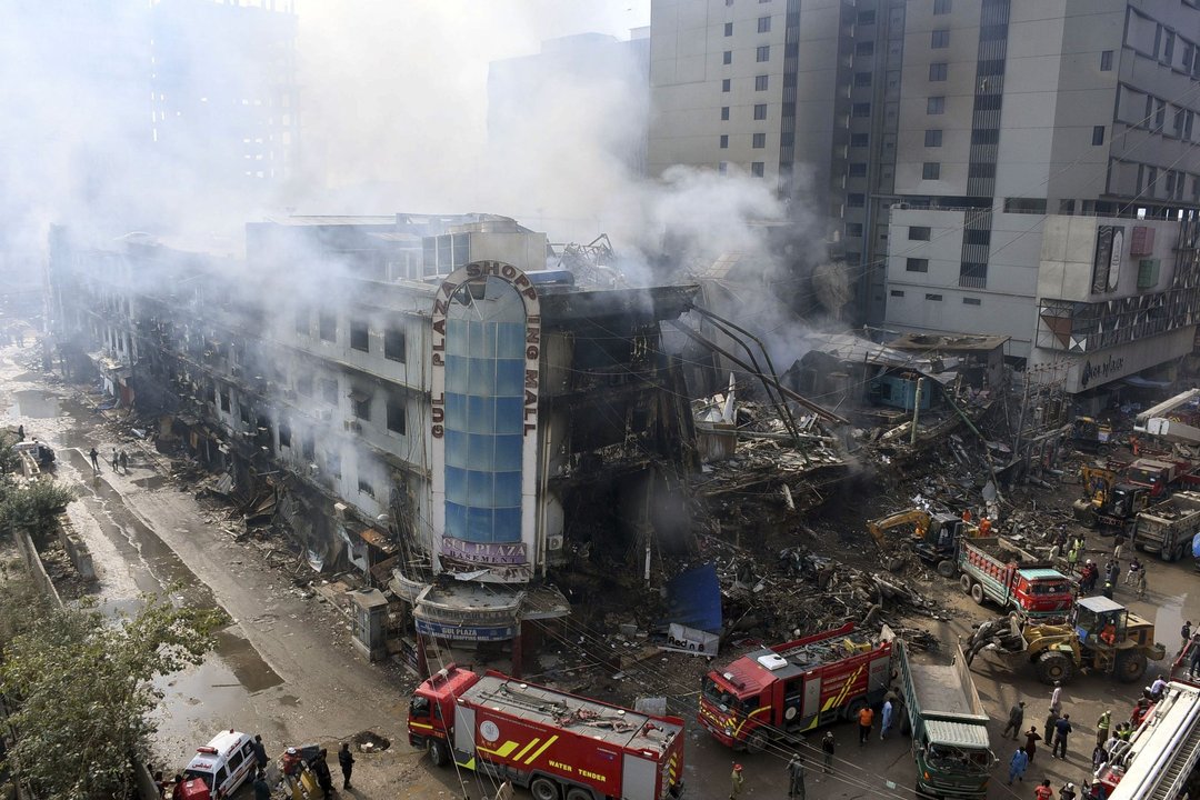 Bomberos combaten un incendio en el centro comercial Gul Plaza en Karachi, Pakistán