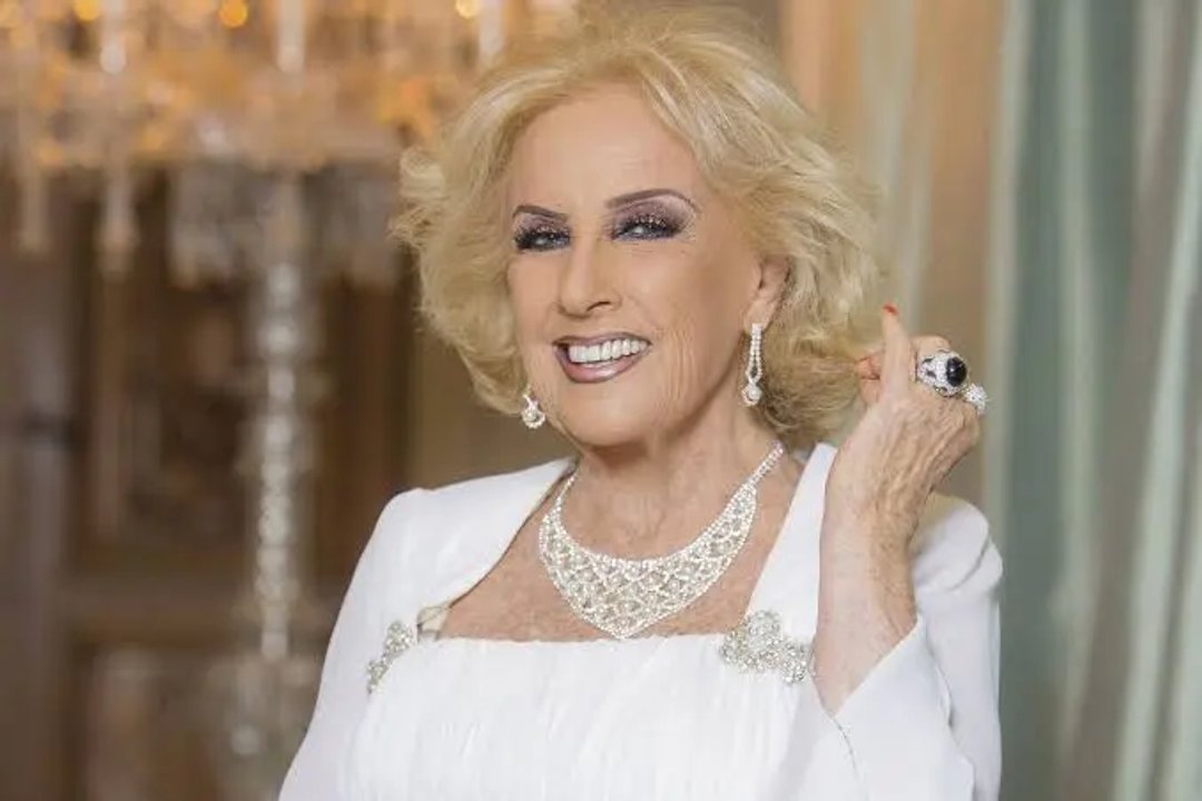 Mirtha Legrand al salir del teatro, abordada por la prensa
