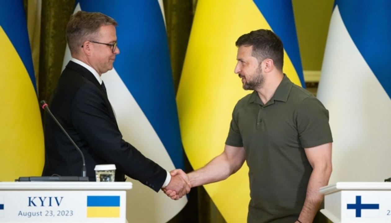 Vehículo militar finlandés en maniobras durante el invierno