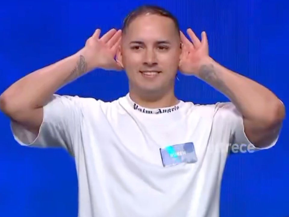 Participante de The Balls muestra su tatuaje de Riquelme en TV