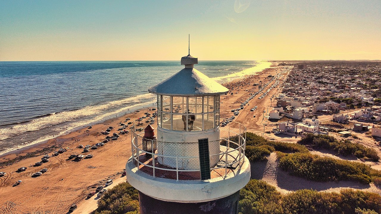 Vista de las playas y el faro de Claromecó