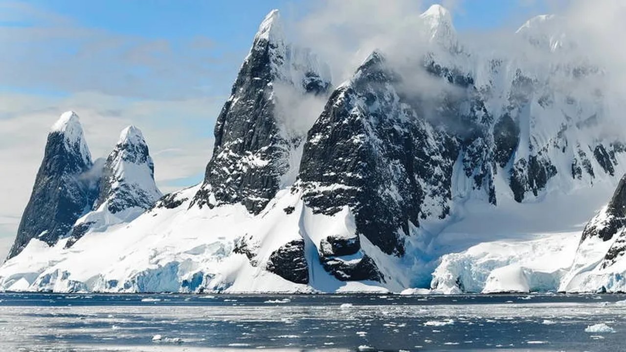Paisaje helado de la Antártida y su mundo subglacial oculto