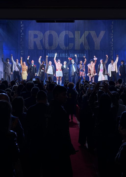 Nico Vázquez en escena en la obra Rocky en la Calle Corrientes