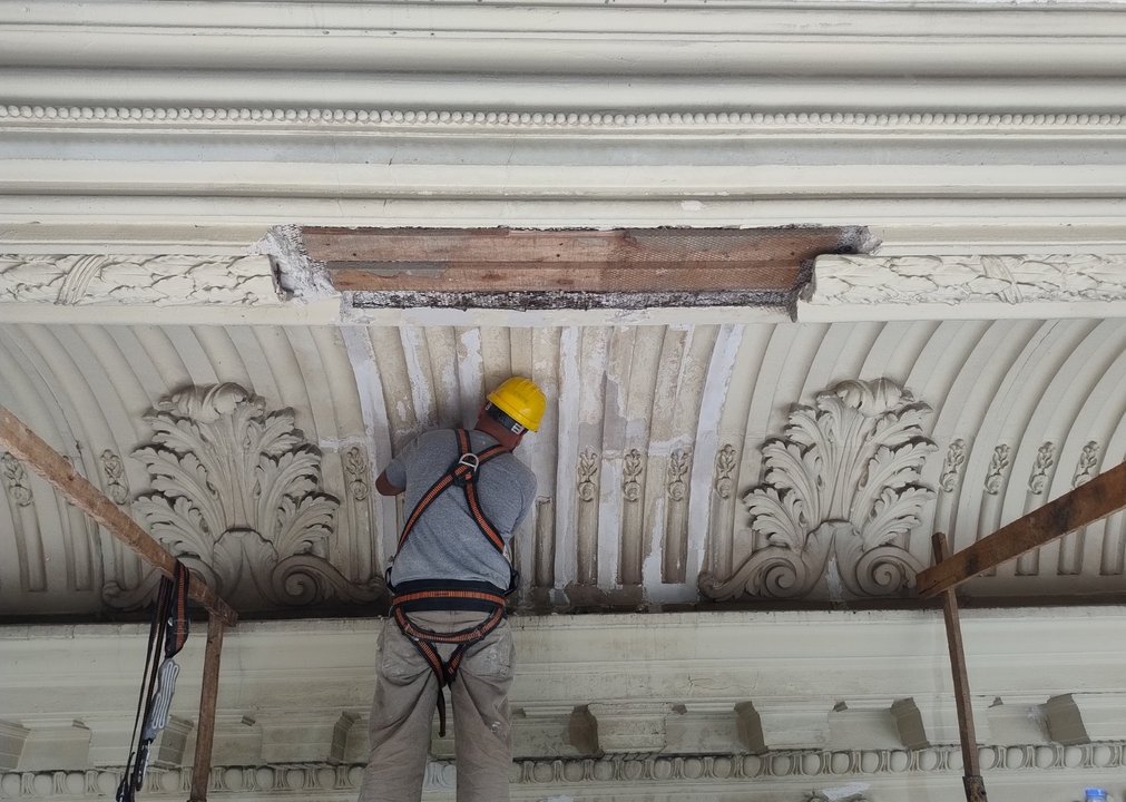 Fachada del histórico Colegio Mariano Moreno durante las obras de restauración