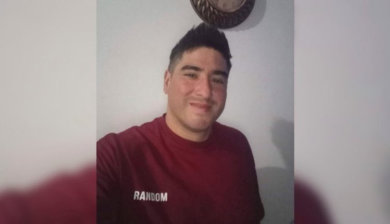 Patrullero policial en operativo nocturno