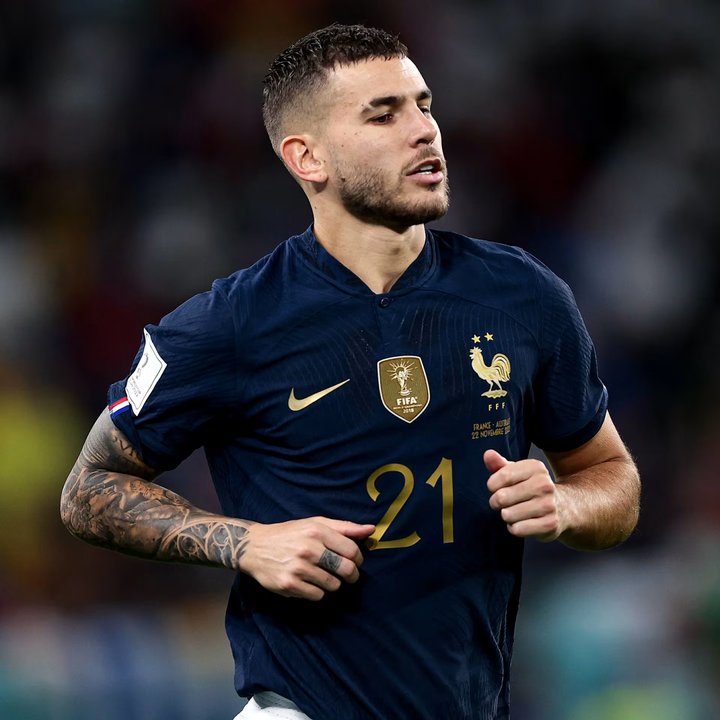 Lucas Hernández durante un partido con el PSG