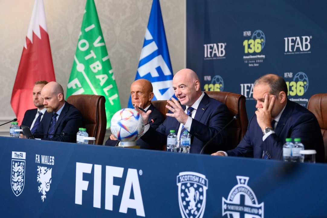 Reunión de IFAB donde se analizan cambios en el reglamento del fútbol