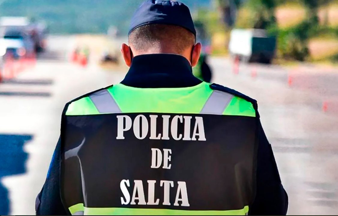 Patrullero policial en procedimiento nocturno