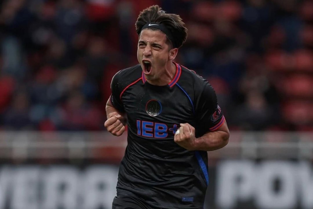 Alexis Cuello celebra un gol con la camiseta de San Lorenzo