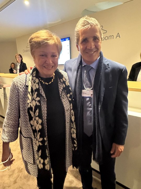 Luis Caputo y Javier Milei tras la participación en el Foro Económico de Davos
