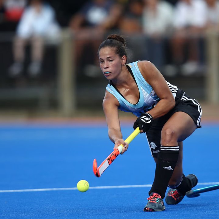 Lucina von der Heyde en acción con la camiseta de hockey argentina