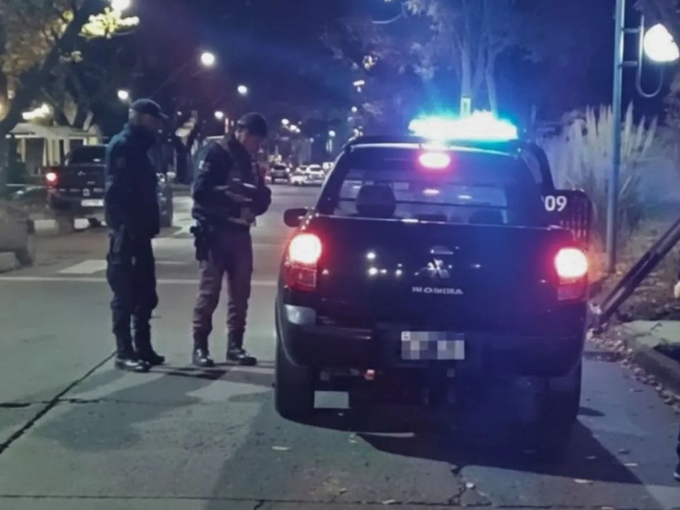Patrullero policial en la escena de un crimen en Mendoza