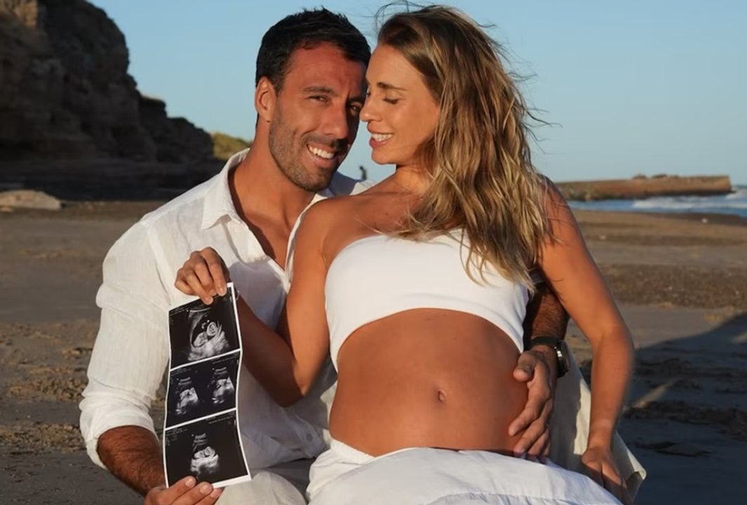 Julieta Puente y Facundo Miguelena anuncian su embarazo en la playa