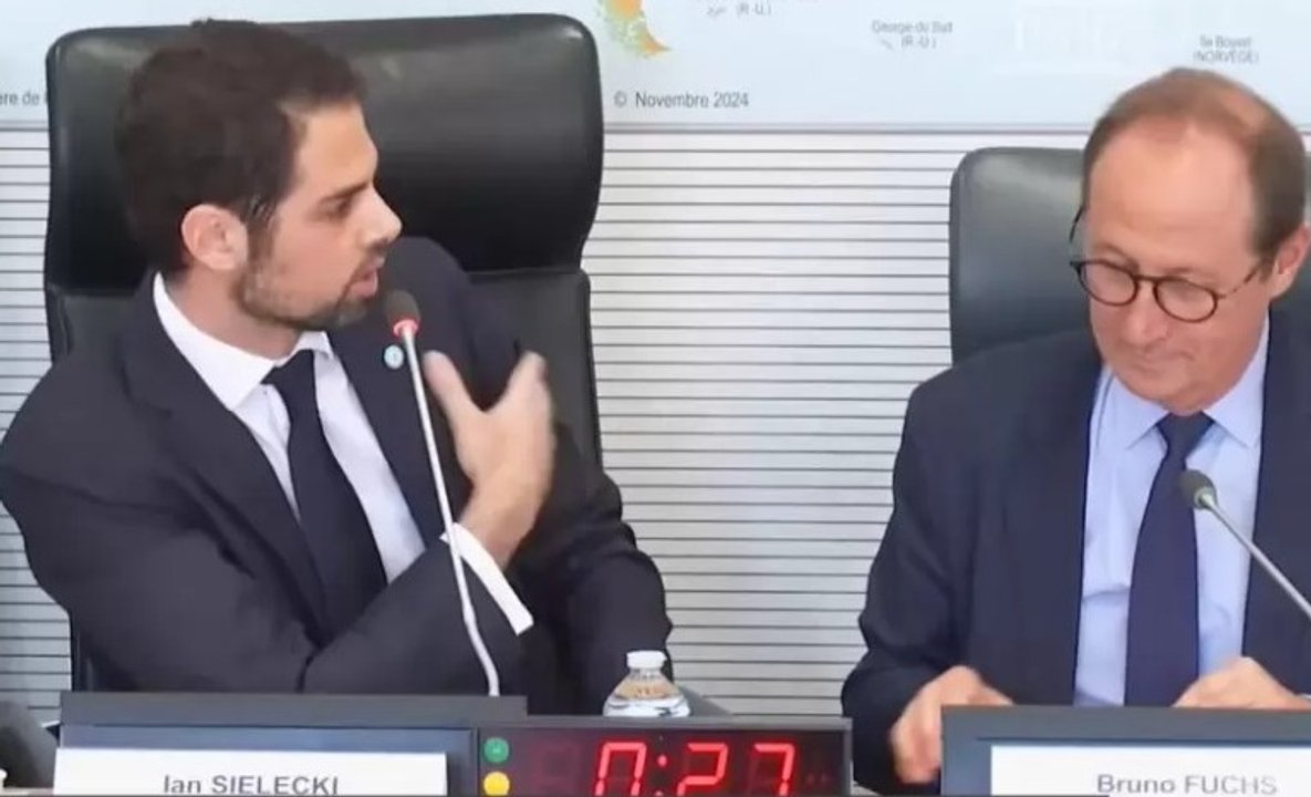 El embajador argentino en Francia Ian Sielecki expone ante la Asamblea francesa con un mapa de fondo