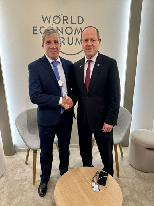 Luis Caputo y Nir Barkat durante la reunión en Davos