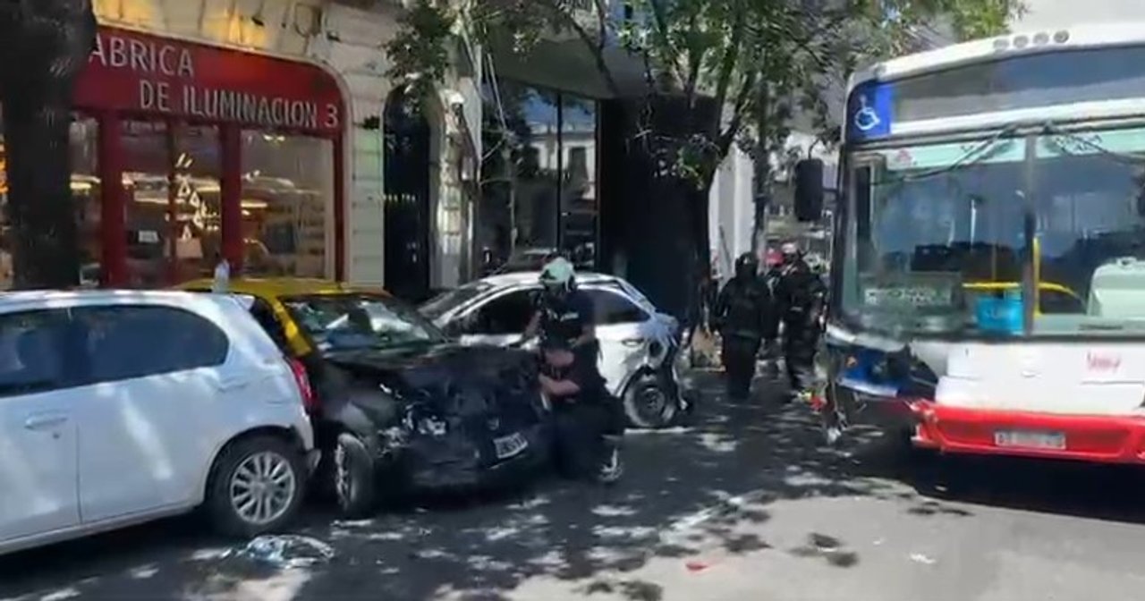 Choque múltiple entre colectivo y autos en Palermo