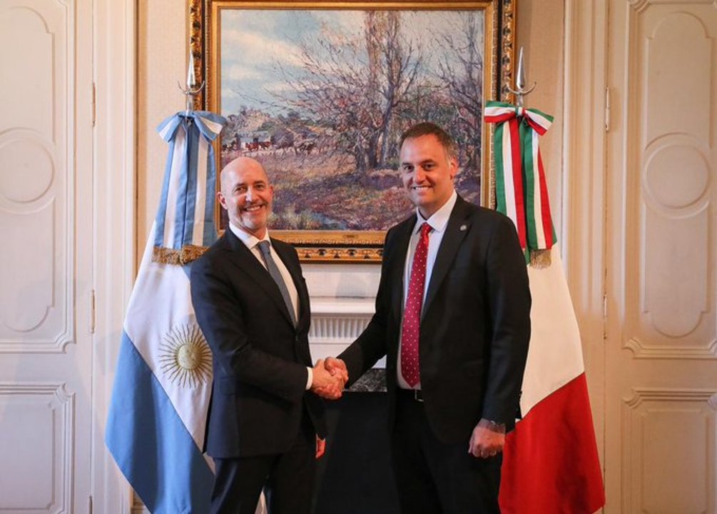 Manuel Adorni junto al embajador de Italia en Casa Rosada
