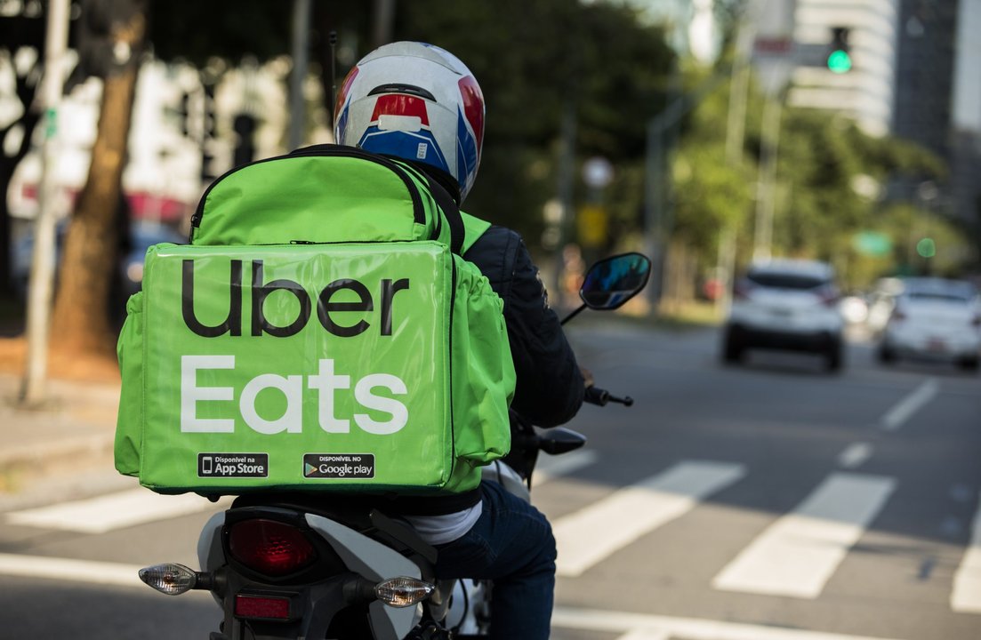 Repartidor de aplicación de delivery circulando por una ciudad argentina