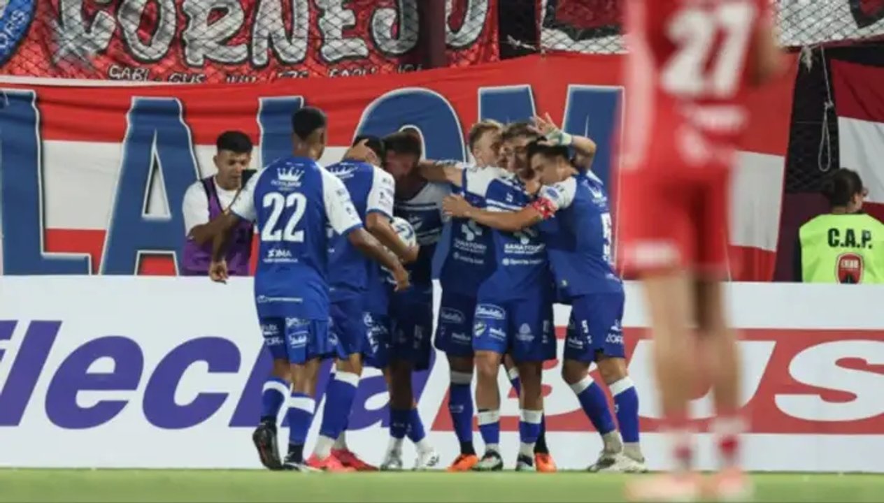 El plantel de Midland festeja con el cheque gigante tras eliminar a Argentinos Juniors