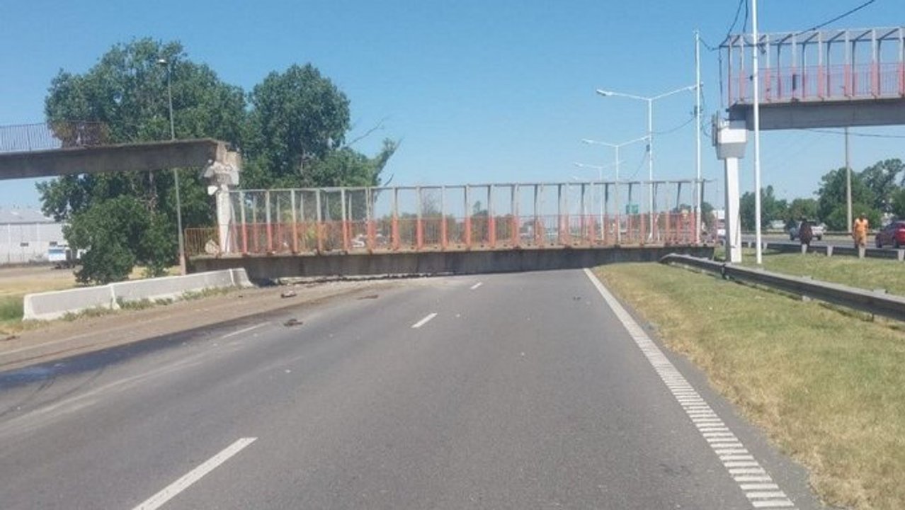 Puente peatonal derrumbado sobre la traza de la Ruta A008 en Rosario