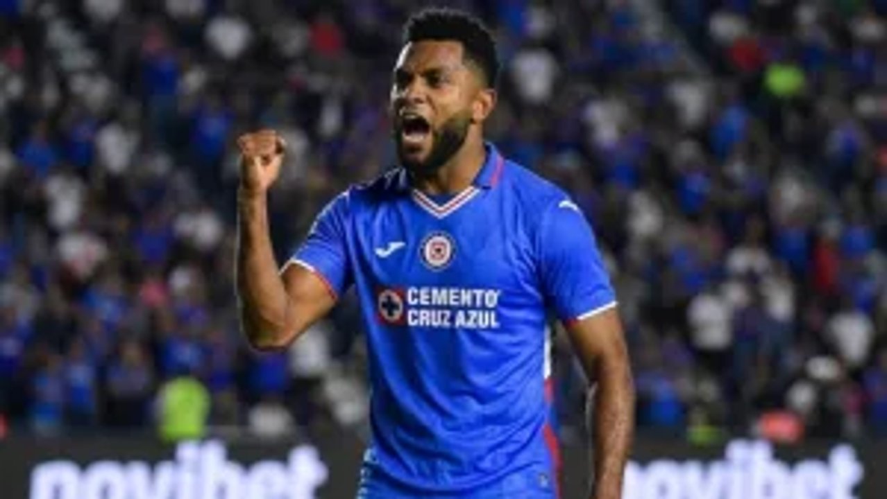 Miguel Ángel Borja durante un partido, en plena acción ofensiva