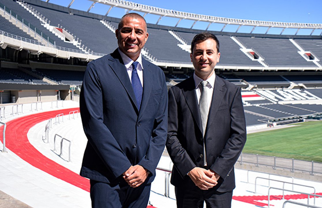 David Trezeguet junto a directivos de River Plate