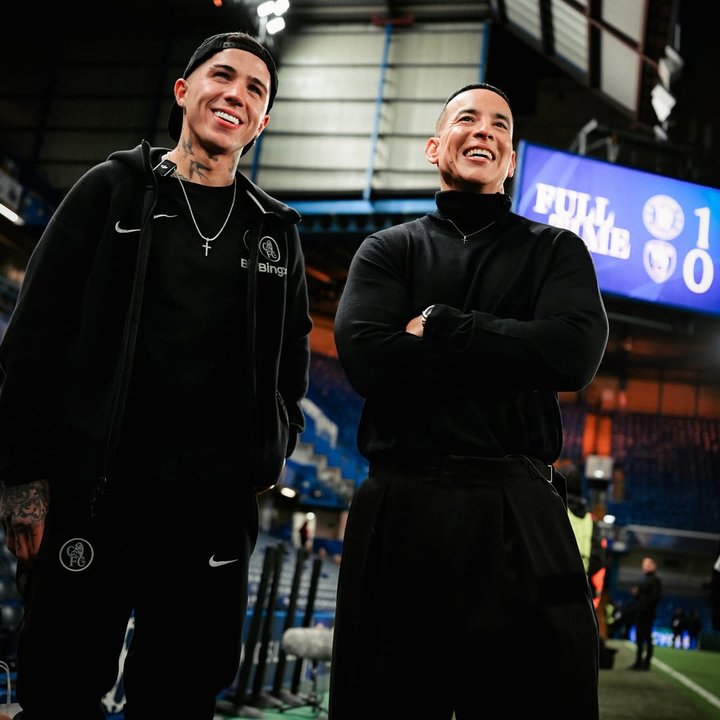 Enzo Fernández junto a Daddy Yankee en Stamford Bridge, Londres