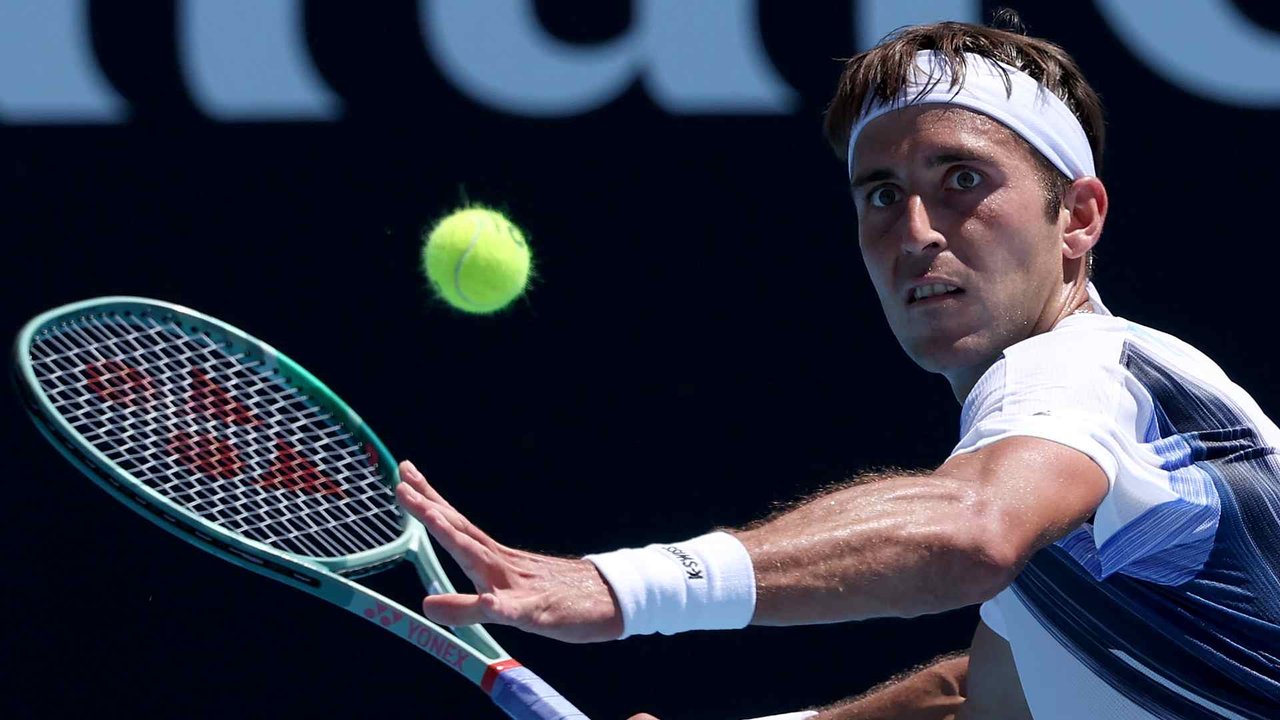 Tomás Etcheverry durante su partido ante Aleksandr Bublik en el Abierto de Australia