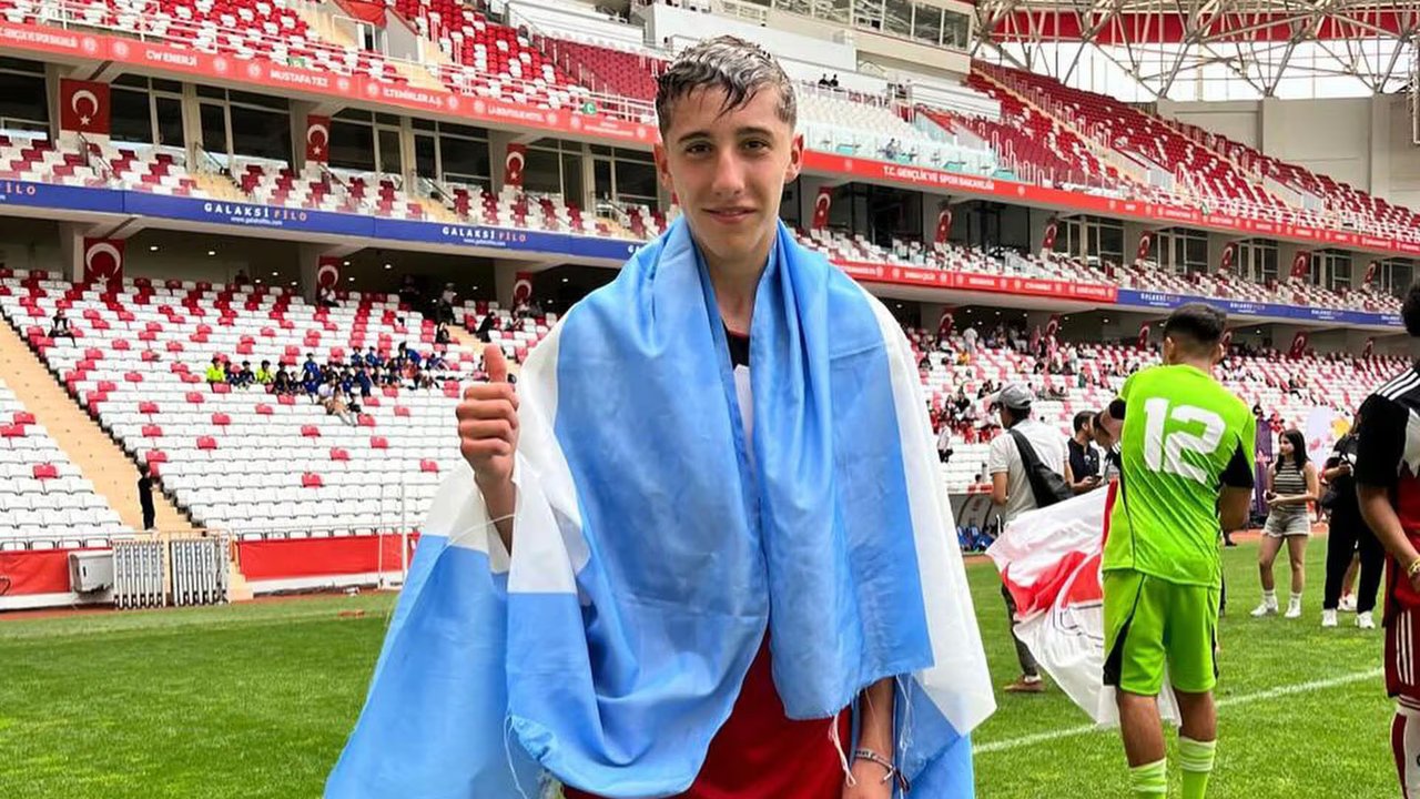 Luca Scarlato durante un partido en divisiones juveniles de River Plate