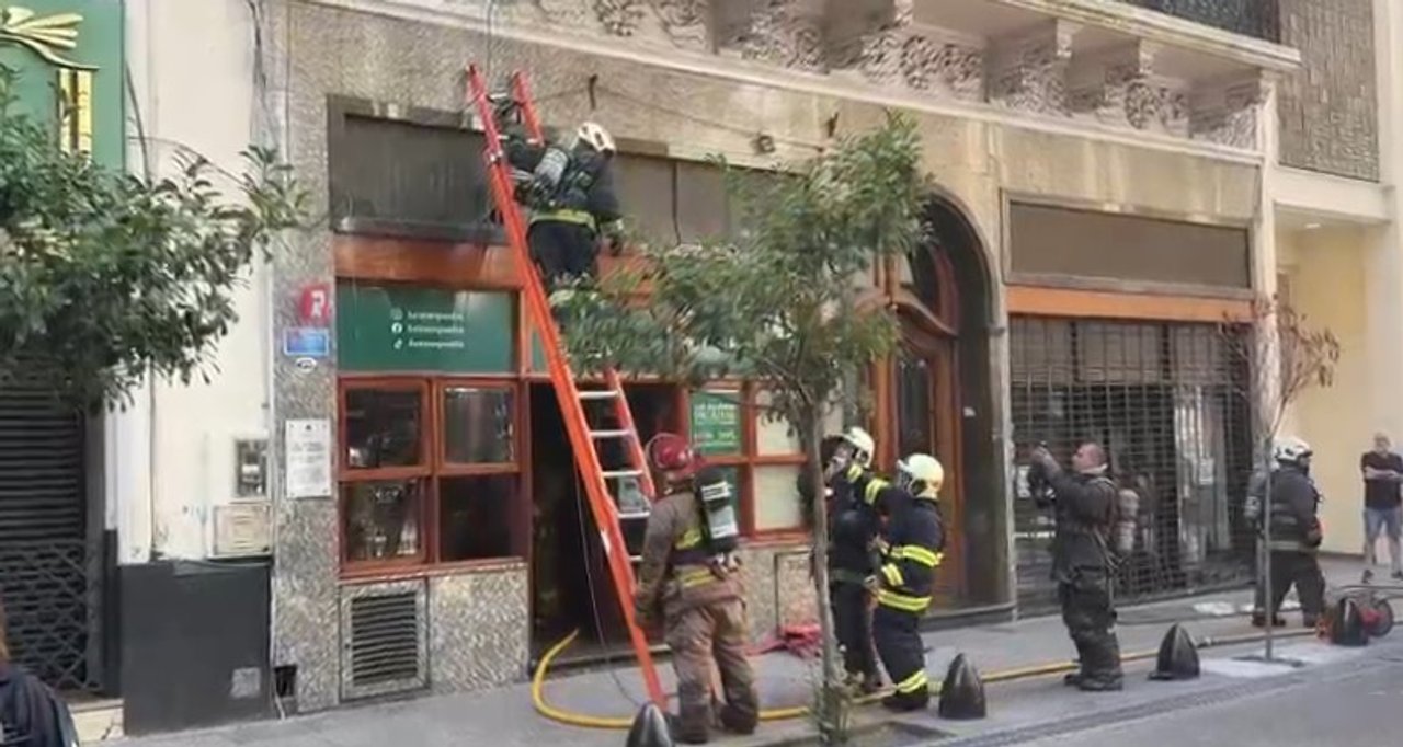 Trabajos de bomberos en incendio de café Paulín en microcentro