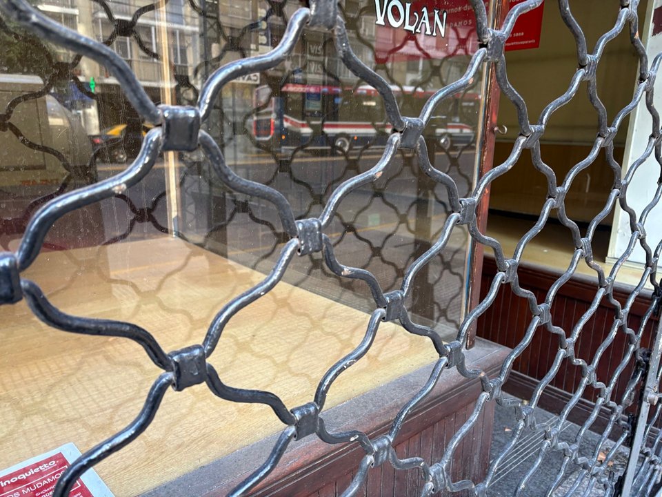 Locales comerciales vacíos en el microcentro porteño