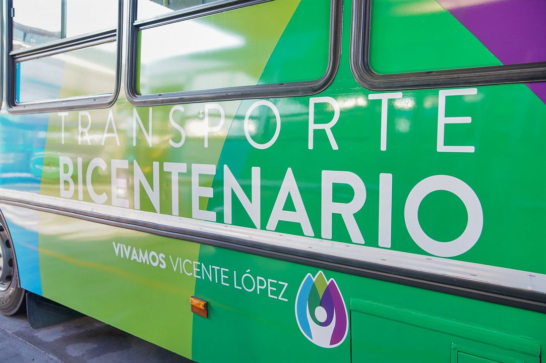 Unidad del Transporte Bicentenario de Vicente López detenida en la vía pública