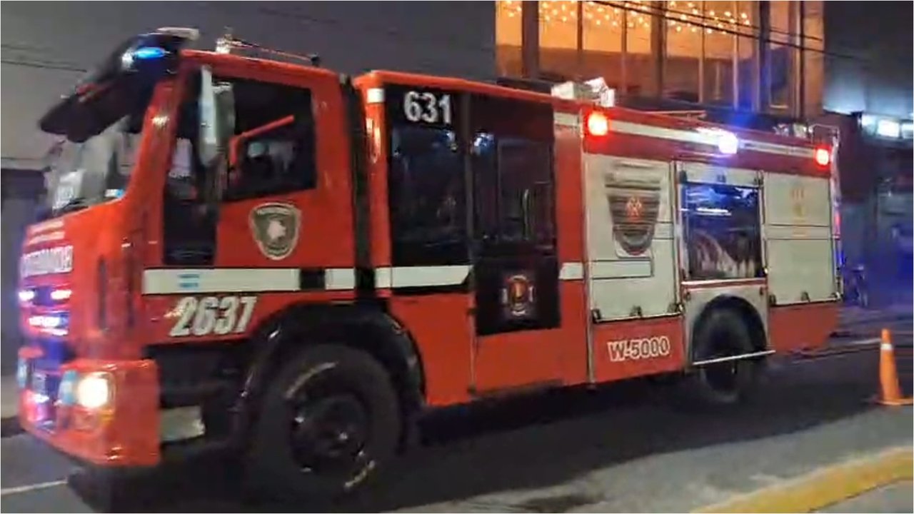 Bomberos y ambulancias frente a un supermercado Coto en Belgrano