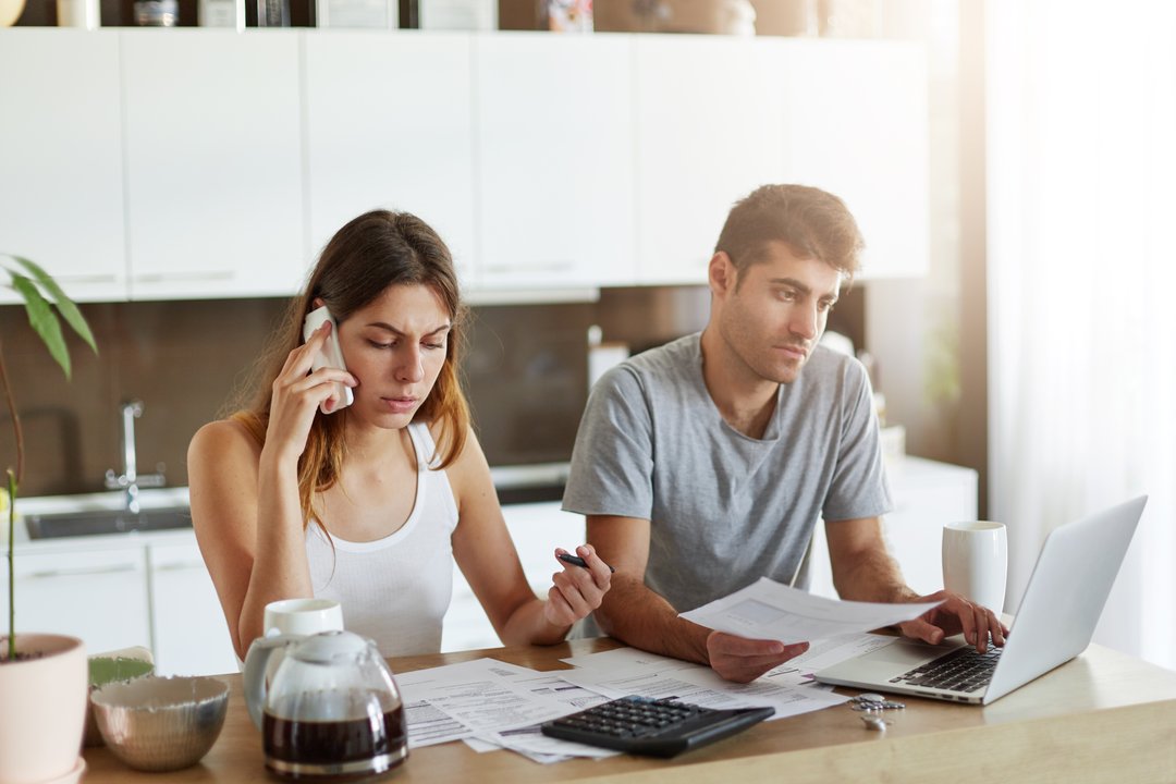 Personas frente a una sucursal bancaria en contexto de crisis de crédito