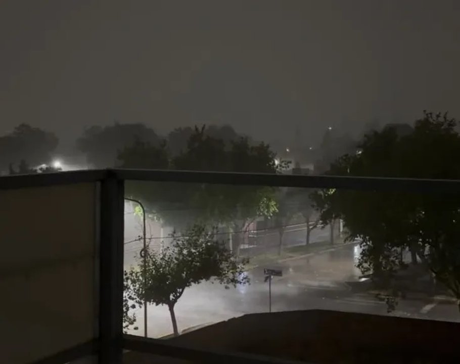Calles anegadas y daños tras el temporal en Mendoza