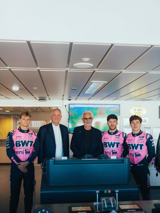 Franco Colapinto y el equipo Alpine en la presentación del A526