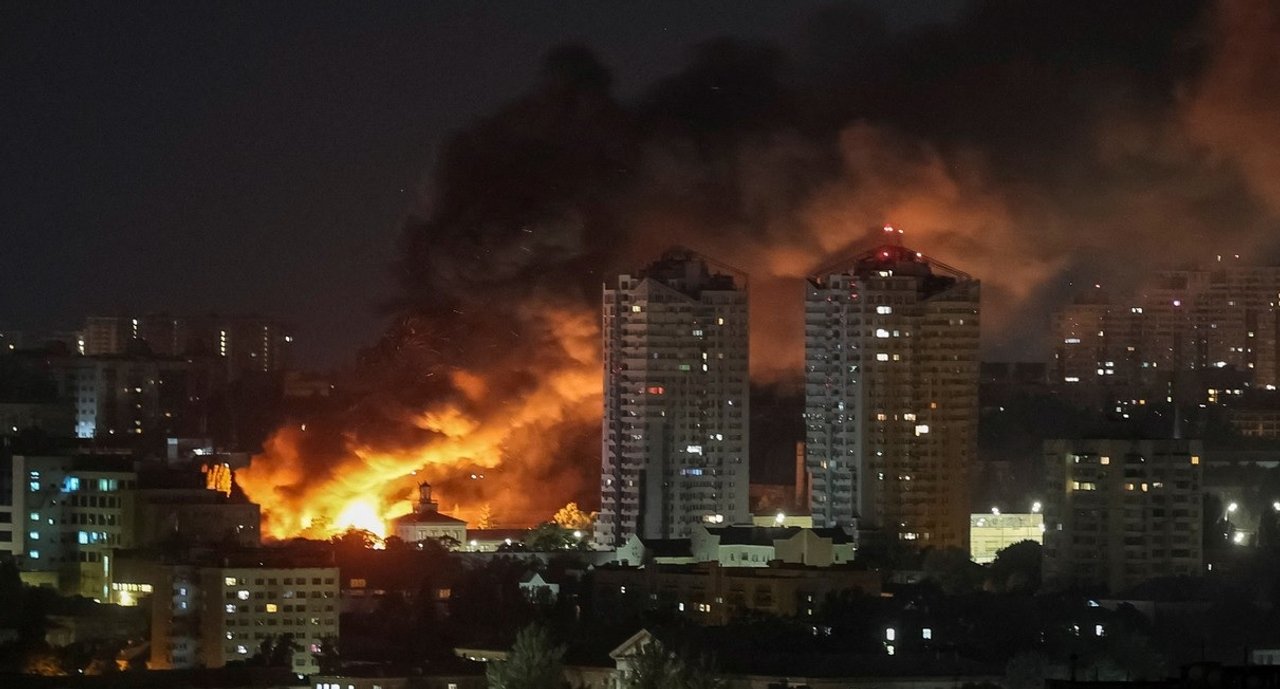 Edificios dañados tras un ataque ruso con drones y misiles en Ucrania