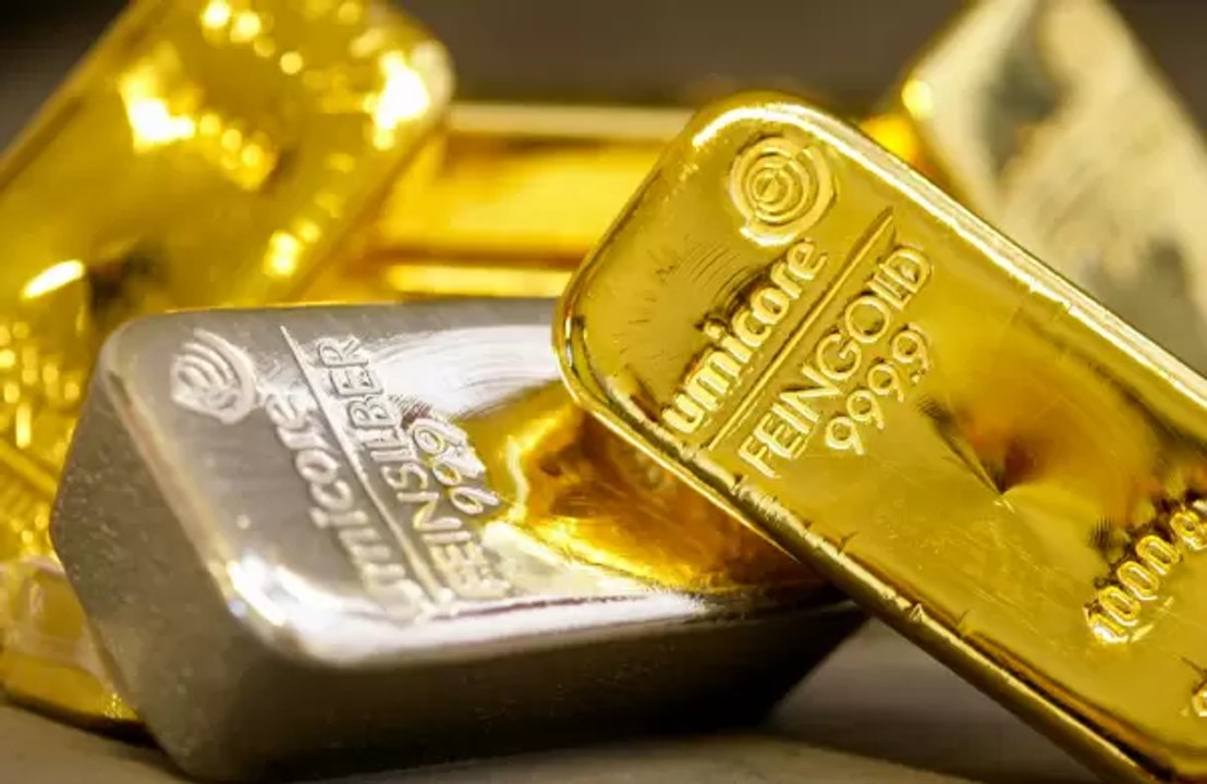 Lingotes de oro y monedas de plata en alza de precios