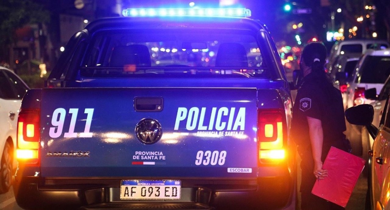Patrullero policial en operativo nocturno en Rosario