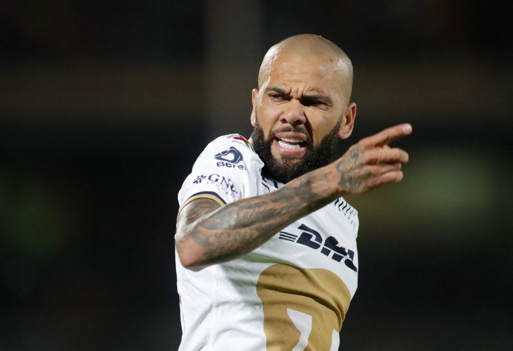 Dani Alves con la camiseta de São João de Ver
