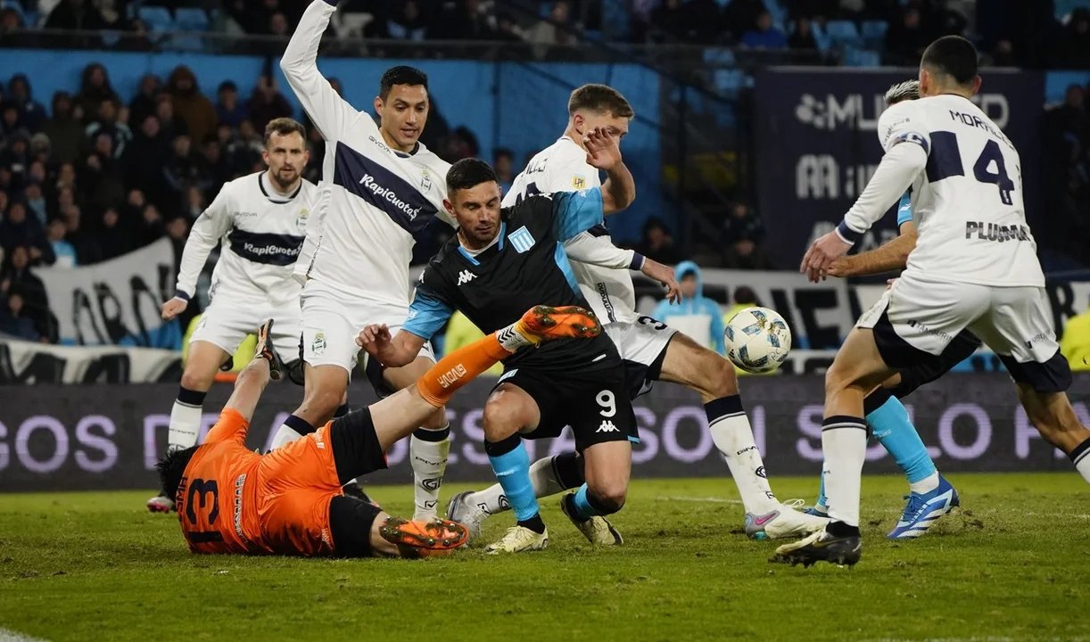 Gimnasia y Racing se enfrentan en el estadio Juan Carmelo Zerillo