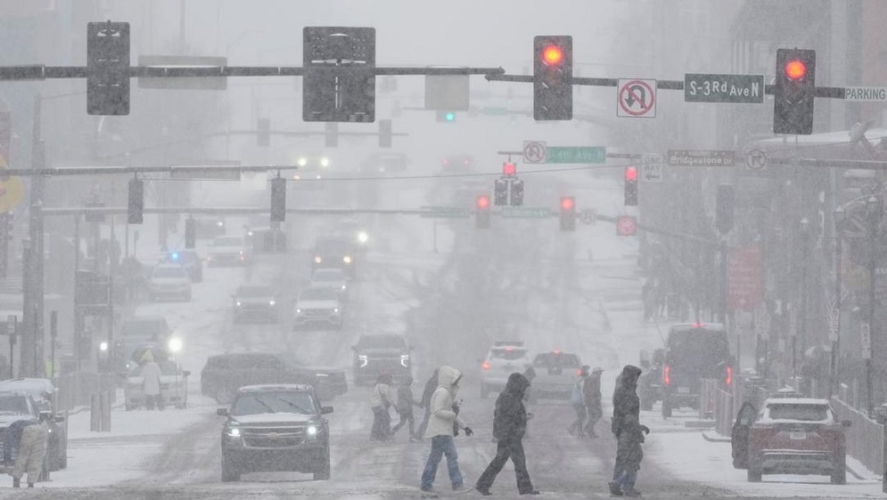 Calles y rutas cubiertas de nieve en Estados Unidos durante la megatormenta ártica
